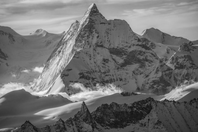 Tableau photo noir et blanc de montagne en neige dans les Alpes Valaisannes et Crans Montana