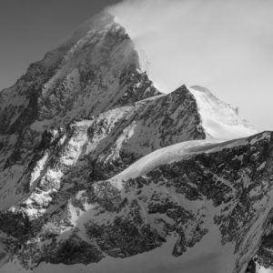 Dent Blanche Normalspur - Berggipfel und Bergmassiv in Schwarzweiß
