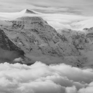 Eiger - Monch - Jungfrau - Mer de nuage sur les Sommets des Alpes et le massif montagneux Bernois en Suisses