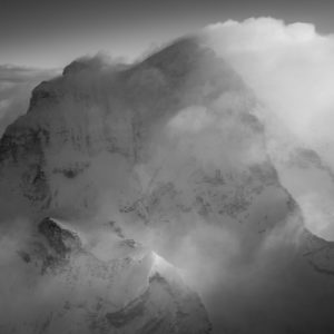 Wolkenmeer über den schwarz-weißen schneebedeckten Gipfeln des Grand Combin der Berge der Schweizer Alpen von Verbier