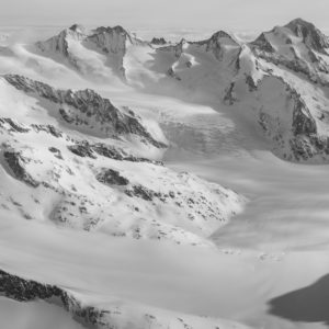 Konkordiaplatz -Panoramablick auf Schneeberge in Schwarz-Weiß in den Berner Alpen in der Schweiz