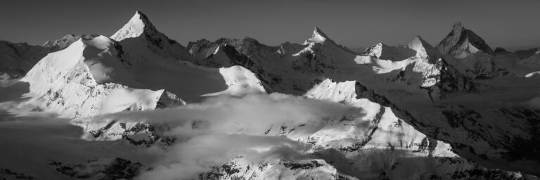 Bergbild Wallis Schweiz - Bergfoto in Schwarz-Weiss Alpen - Bergpanorama - Foto Berg Sonnenuntergang