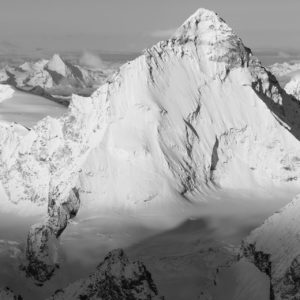 Panorama-Bergposter der 4000er des Val d&#039;Anniviers in den Walliser Alpen schwarz und weiß