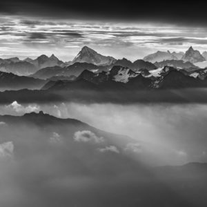 Panorama de montagne des Alpes Valaisannes et des Dents du midi noir et blanc - Tableau photo à encadrer de Zermatt dans une mer de nuage sous les rayons du soleil