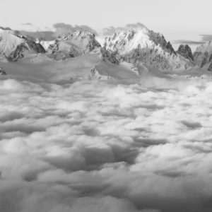 vue panoramique mont blanc en noir et blanc au dessus d'une mer de nuage - tirage photo montagne noir et blanc et encadrement professionnel
