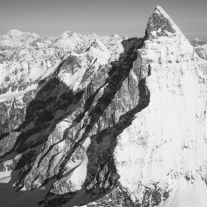 The Matterhorn Schweizer Alpen - Panoramablick auf einen Berg in Schwarz-Weiß