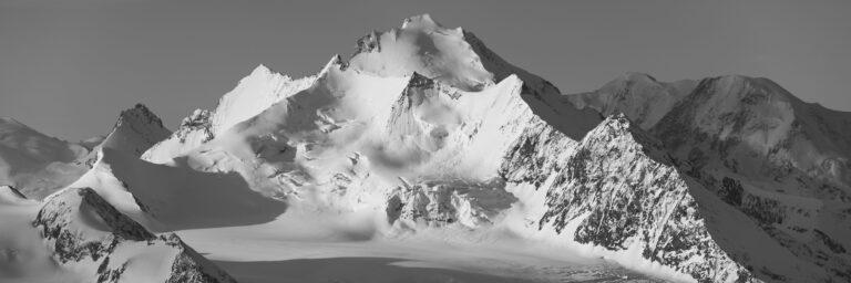 Mischabels - Saas Fee Crans Montana - photo d'une vue panoramique noir et blanc du dom de Mischabels