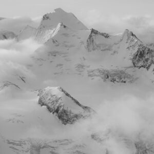 Dom des Mischabels in Schwarz-Weiß - Landschaftsfoto der Berge von Saas-Fee Crans Montana in den Walliser Alpen in der Schweiz
