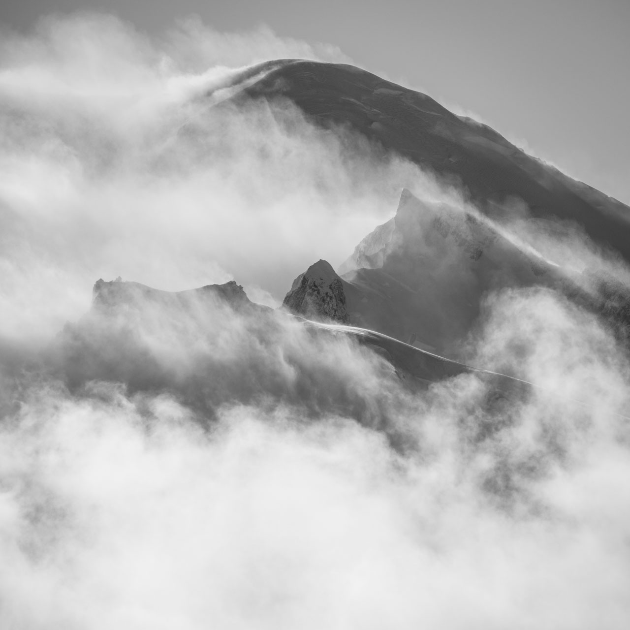 Foto vom Mont Blanc - Mont-Blanc Schwarz-weißes Bergfoto in einem nebligen Wolkenmeer