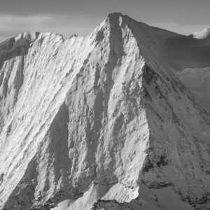 Mont Blanc de Cheilon - Gerahmtes Foto von einem schwarz-weißen Bergpanorama