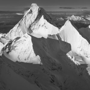 Schwarz-Weiß-Panoramafoto Berge Schweiz