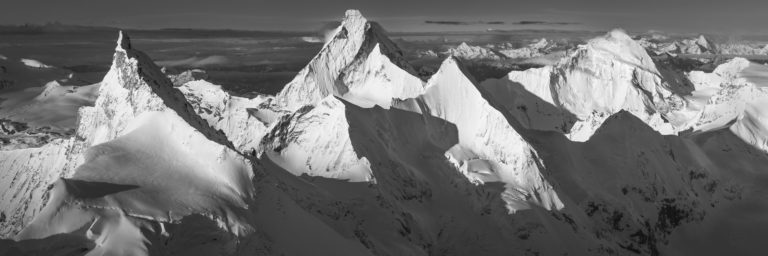 Schwarz-Weiß-Panoramafoto Berge Schweiz