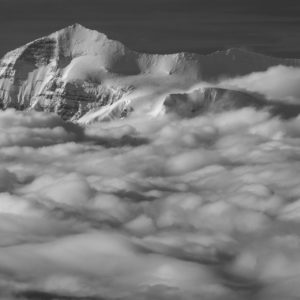 Monte Leone - Bergfoto zum Ausdrucken in Schwarz-Weiß - Wolkenmeer über den Gipfeln von Monte Leone in den Walliser Alpen in der Schweiz