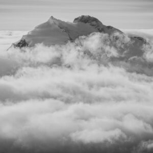 Monte Rosa - Monte Rosa Zermatt - DIE Gipfel der Engadiner Alpen schwarz und weiß in einem Meer von Wolken