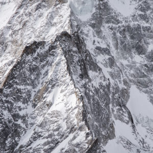 Nesthorn - Bergbild schwarz-weiß - professioneller Fotorahmen einer vertikalen Bergpanoramalandschaft
