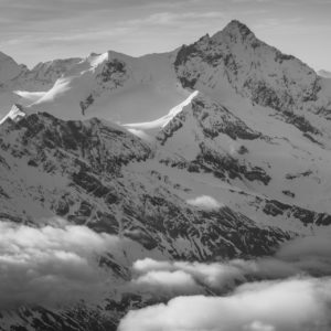 Panorama des alpes suisses en noir et blanc à encadrer - Mer de nuages sur les sommets enneigées de val d'Anniviers et Saas-Fee