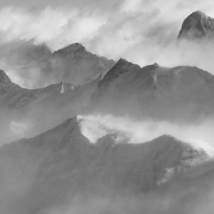 Panorama des sommets de montagne des Alpes Valaisannes en noir et blanc dans une mer de nuages - Crans Montana - Arolla- Dent Blanche - Val d'Hérens