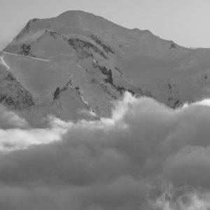 Vue panoramique montagne noir et blanc mont blanc - Montagnes dans les nuages