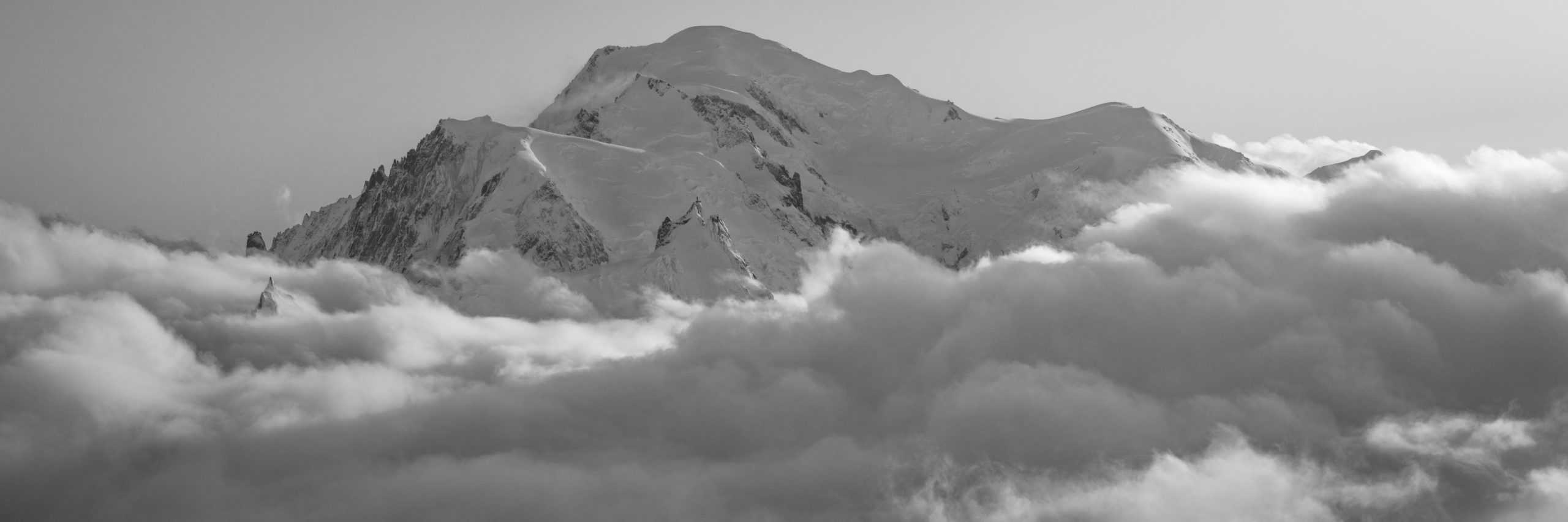 Panoramablick Berg schwarz und weiß mont blanc - Berge in den Wolken