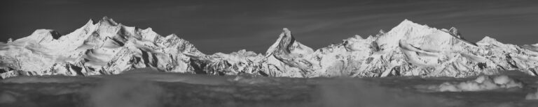 Panorama der Schweizer Berge von Zermatt und Saas Fee und in den Walliser Alpen in Schwarz-Weiß