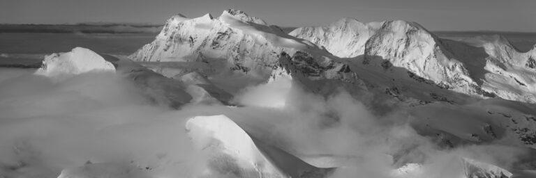 Montagne panorama - Massif montagneux Monte Rosa Lyskamm et Castor vu depuis Saas Fee - mer de nuage montagne