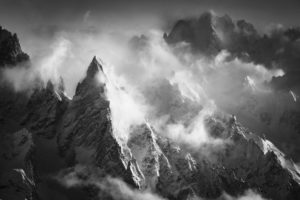 Photo montagne chamonix - Peuterey - Aiguille Verte dans une mer de nuage et de brouillard en montagne