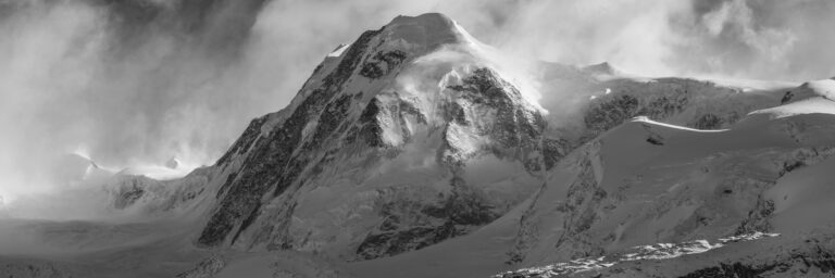 Panorama de montagne enneigée en hiver dans les Alpes Valaisannes de Zermatt