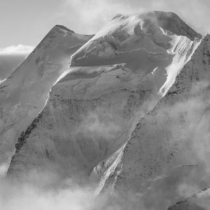Vue artistique en noir et blanc du Piz Palü avec ses trois arêtes parallèles, Alpes Bernina, après une tempête.