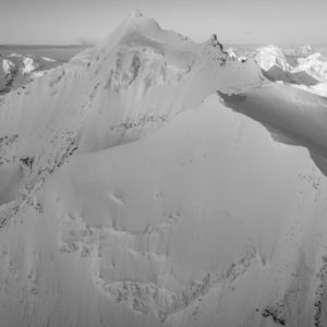 image panoramique de montagne en noir et blanc des alpes valaisannes - Weisshorn - Bishorn face Nord - Dent Blanche et Breithorn