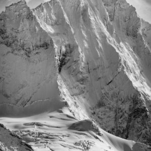 Schwarz-Weiß-Bild des felsigen Berggipfels des Weisshorns von Grimentz in den Walliser Alpen.