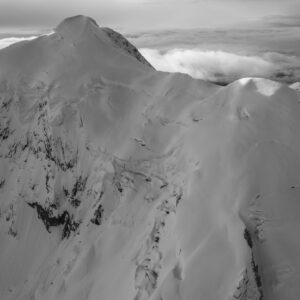 Schwarz-weißes Wolkenmeer - Schwarz-weißes Bergfoto Weissmies Saas fee