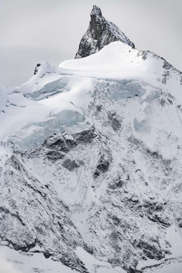 Zinalrothorn - Foto von einem Berg im Schnee und einem Berggletscher in Crans Montana im Val d&#039;Anniviers