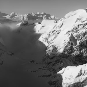 Panoramafoto vom Toedi und den Berner Alpen - Blick auf den Gipfel des Toedi mit dem Wolkenmeer mit den Berner Alpen und dem Titlis.