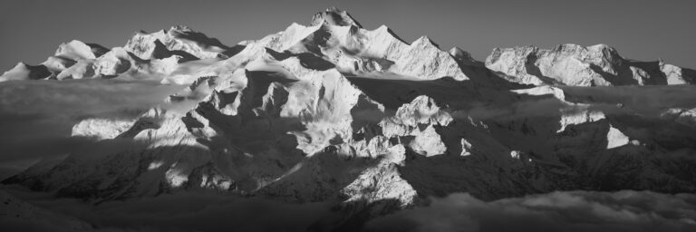 image panoramique des montagnes de Saas Fee - Vue panoramique sur les Mischabels - Panorama du Mont Rose du Breithorn au dessus de Zermatt