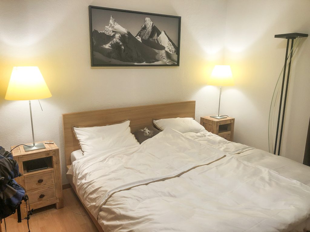 décoration chambre adulte - photo montagne encadré au dessus de lit