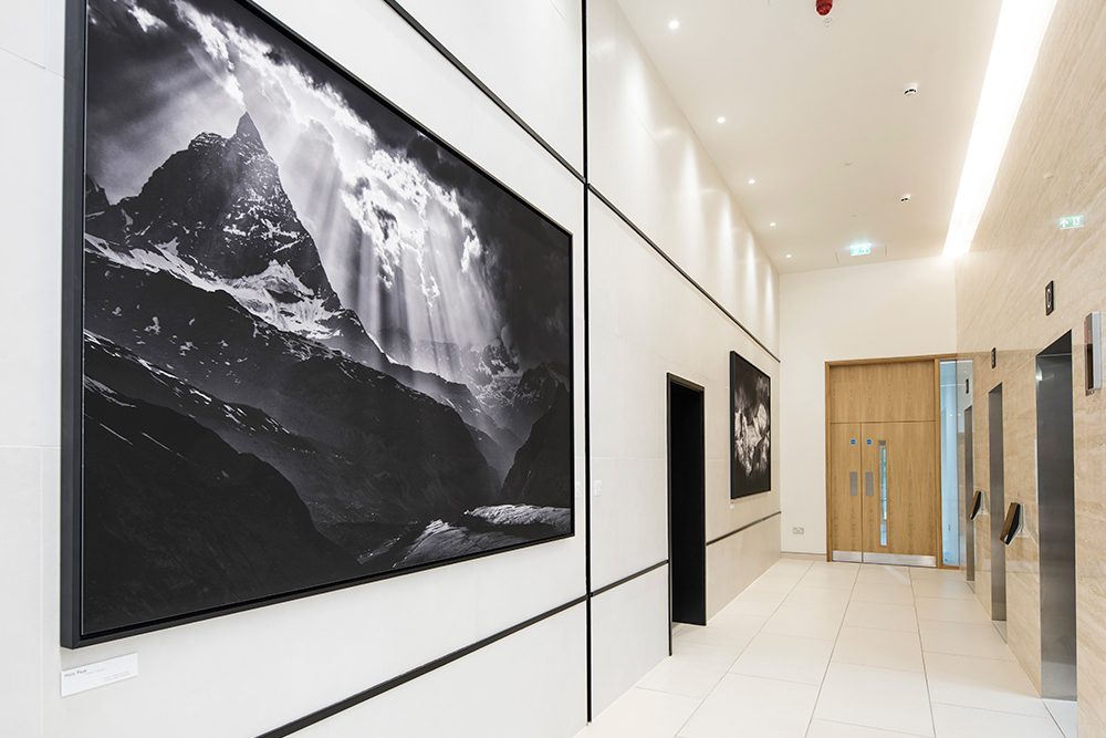 décoration intérieur immeuble avec photo montagne noir et blanc grand format