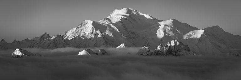 panoramique massif du Mont-Blanc - photo noir et blanc - montagne au dessus de la mer de nuages