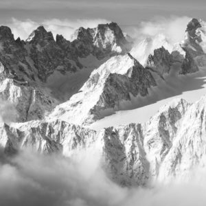 Photographie panoramique du Massif des Ecrins - photo montagne noir et blanc