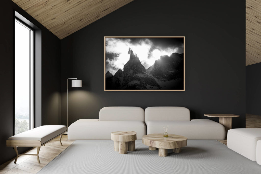 décoration chalet suisse - intérieur chalet suisse - photo montagne grand format - Aiguille de la Tsa - image d un paysage de montagne en noir et blanc sous les rayons du soleil avant une tempête de neige