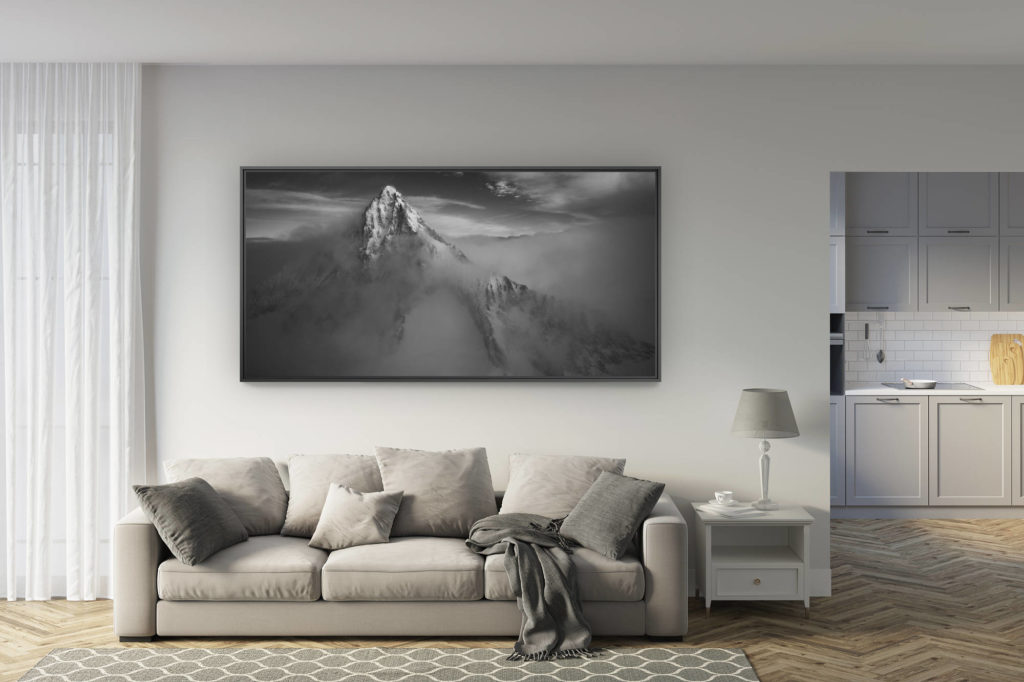 déco salon rénové - tendance photo montagne grand format - image de montagne - Bietschhorn en noir et blanc - Sommets des Alpes dans la brume et massif montagneux dans une mer de nuages