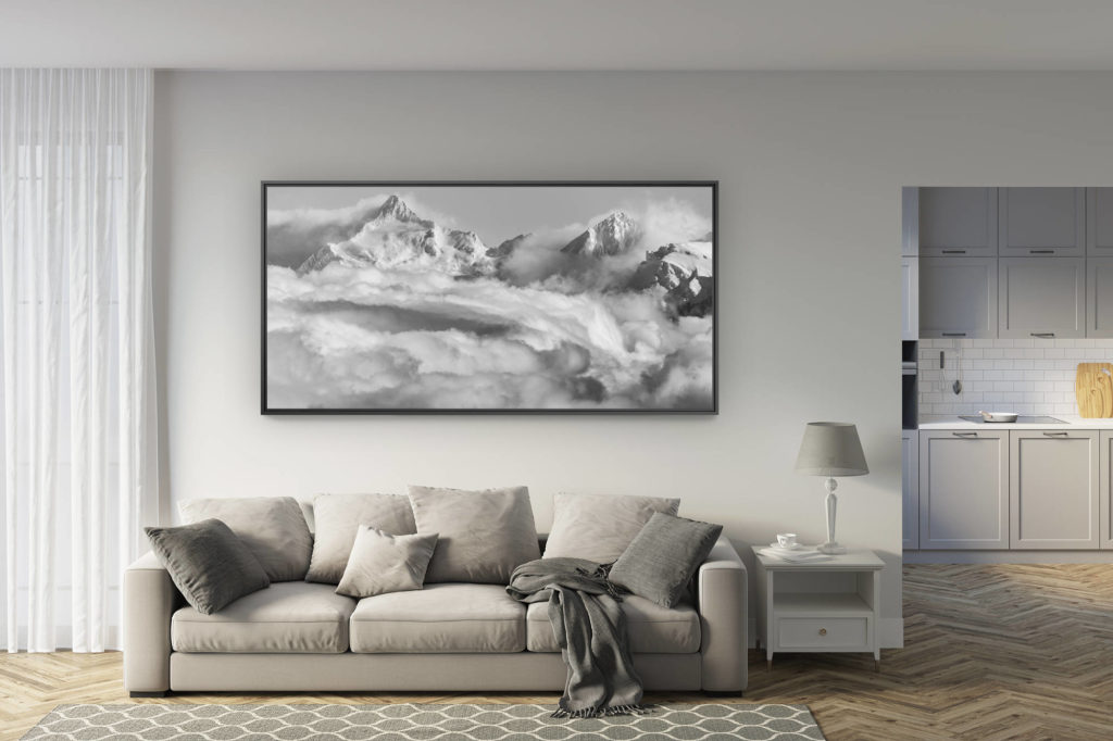 déco salon rénové - tendance photo montagne grand format - Bortelhorn dans une mer de nuages en noir et blanc - Sommets des Alpes Valaisannes