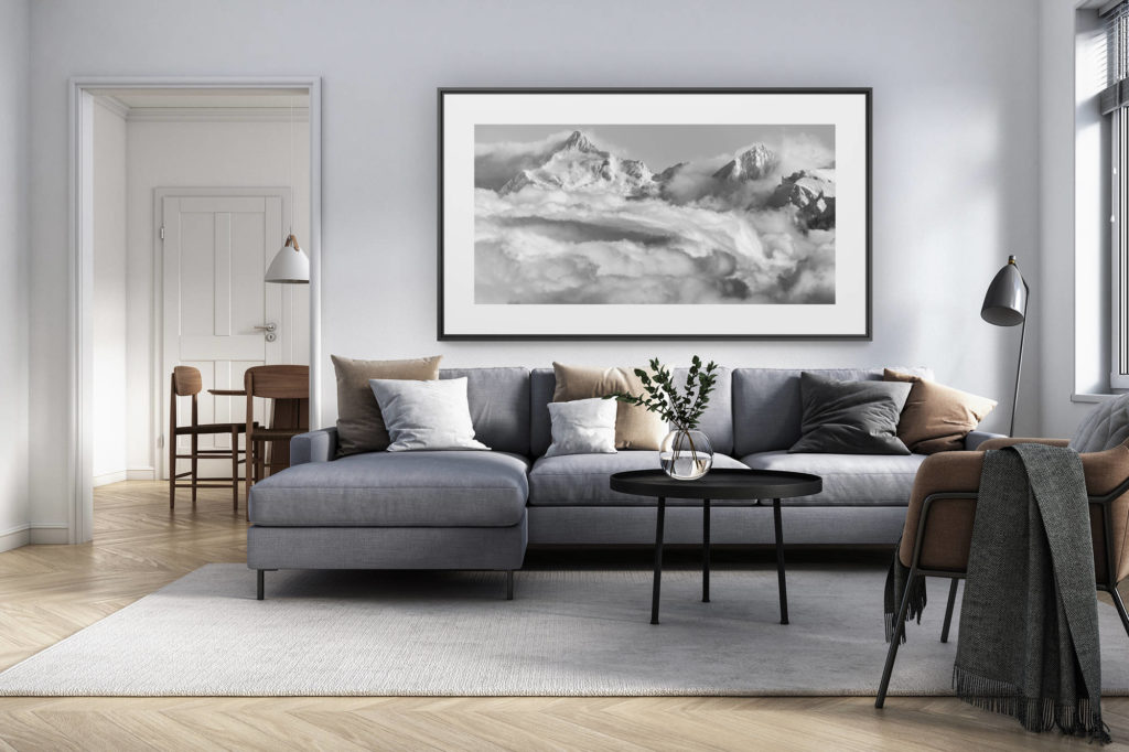 décoration intérieur salon rénové suisse - photo alpes panoramique grand format - Bortelhorn dans une mer de nuages en noir et blanc - Sommets des Alpes Valaisannes