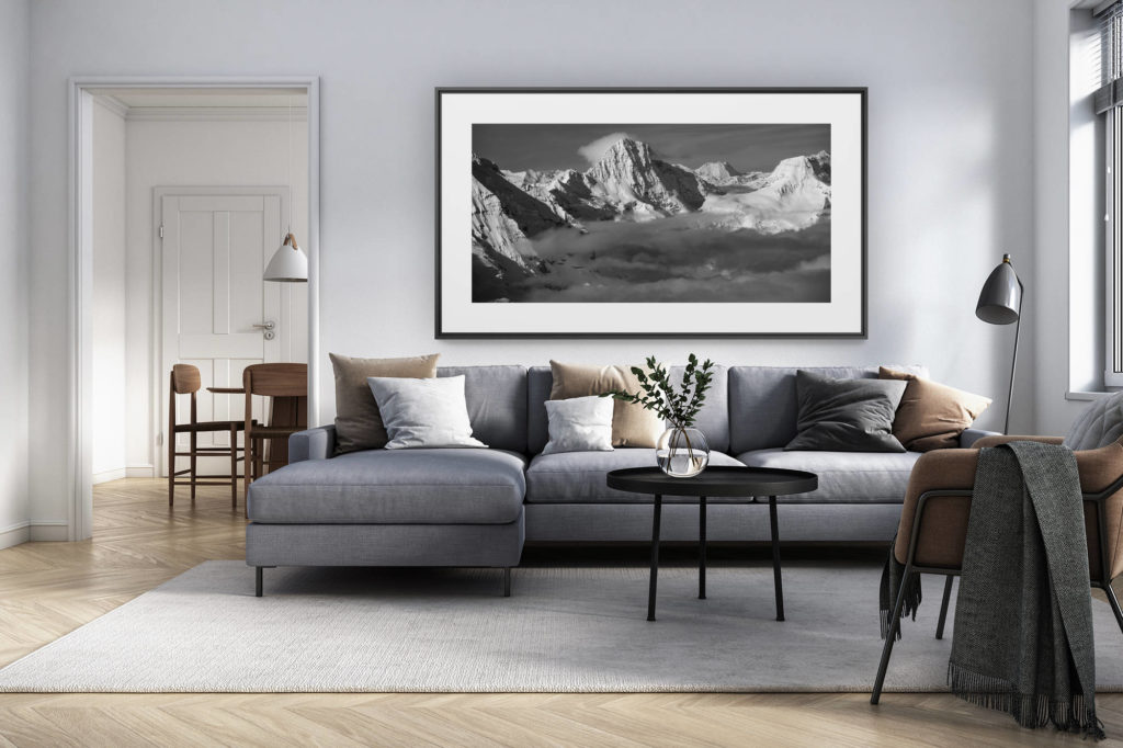 décoration intérieur salon rénové suisse - photo alpes panoramique grand format - vue panoramique du sommet de montagne Breithorn et du Mont Blanc en noir et blanc dans une mer de nuages