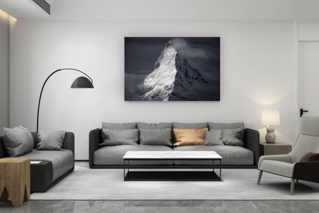 décoration salon contemporain suisse - cadeau amoureux de montagne suisse - Mont cervin matterhorn - photo montagne dans une fumée de nuage sous les rayons du soleil -