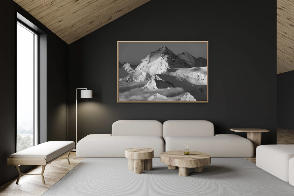 décoration chalet suisse - intérieur chalet suisse - photo montagne grand format - Dent Blanche - Grand Cornier et dent d'Hérens en photo noir et blanc dans une mer de nuage