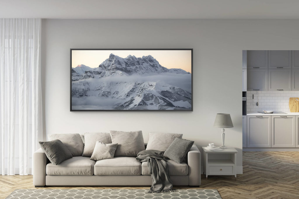 déco salon rénové - tendance photo montagne grand format - Photographie panoramique des Dents du Midi. Lever de soleil hivernal sur les Dents du midi.