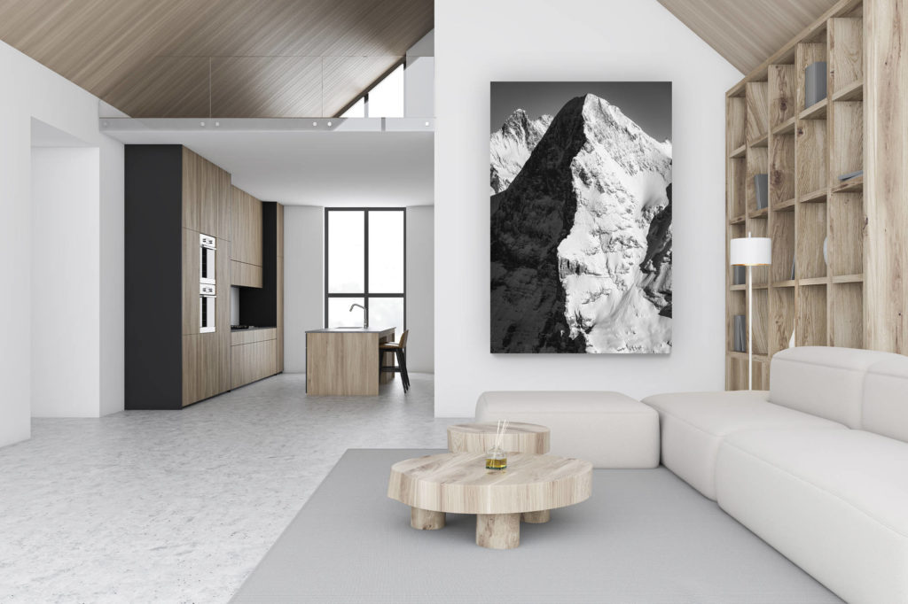 décoration chalet luxueux suisse - photo montagne grand format verticale - décoration murale design - I mage montagne enneigée noir et blanc - Sommet de la montagne Eiger dans l'ombre et la lumière - Eiger face nord et ouest