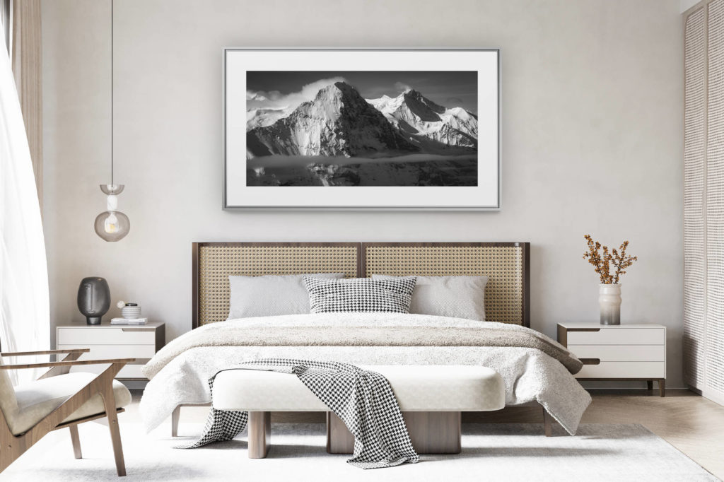 déco chambre chalet suisse rénové - photo panoramique montagne grand format - Eiger - Jungfrau - Grindelwald - Panorama d'un sommet de montagne noir et blanc en Suisse