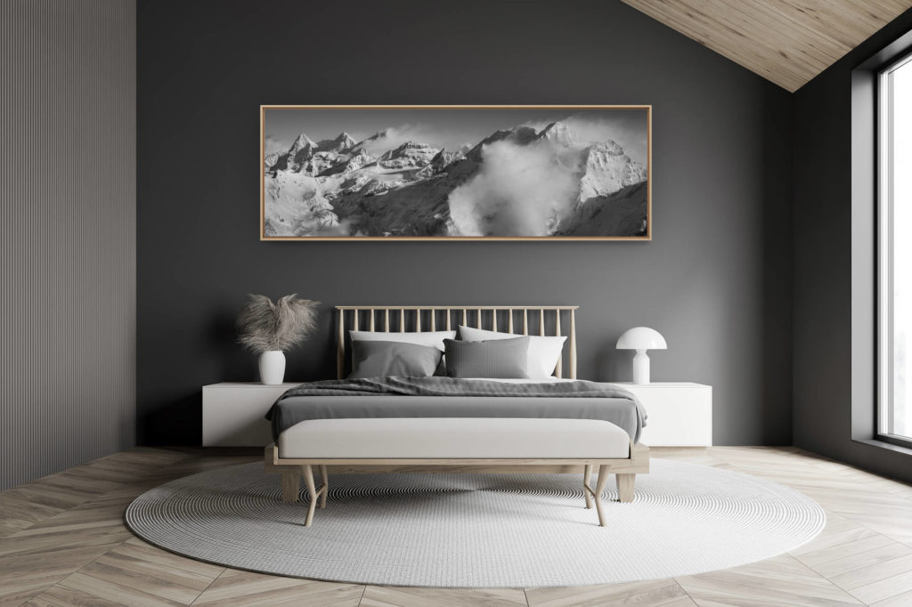 décoration chambre adulte moderne dans petit chalet suisse- photo montagne grand format - Eiger - Monch - Jungfrau - Blüemlisalp - Tableau panoramique montagne en noir et blanc des Alpes Suisses