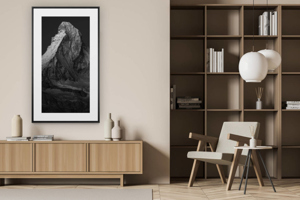 décoration murale verticale dans intérieur moderne bois - photo montagne noir et blanc - Mont Cervin Matterhorn - Image de paysage de montagne rocheuse et enneigée en noir et blanc dans les Alpes de Suisse - Vertical montagne